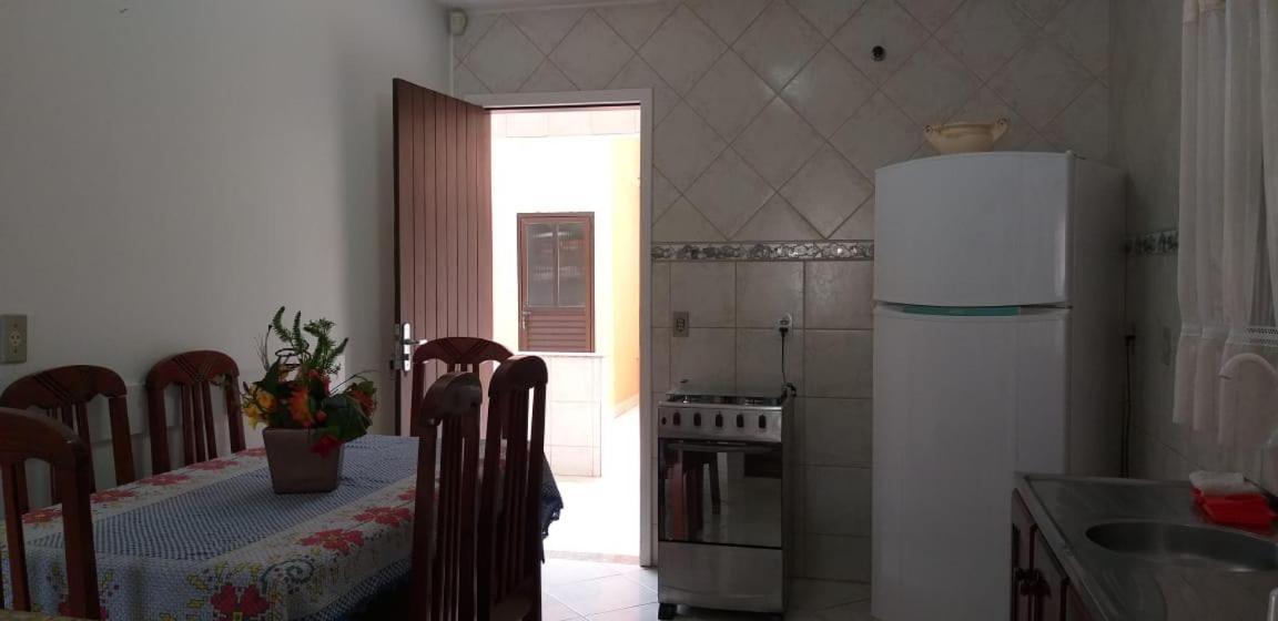 Casa 02 Dorm Na Rua Salmao Villa Bombinhas Bagian luar foto